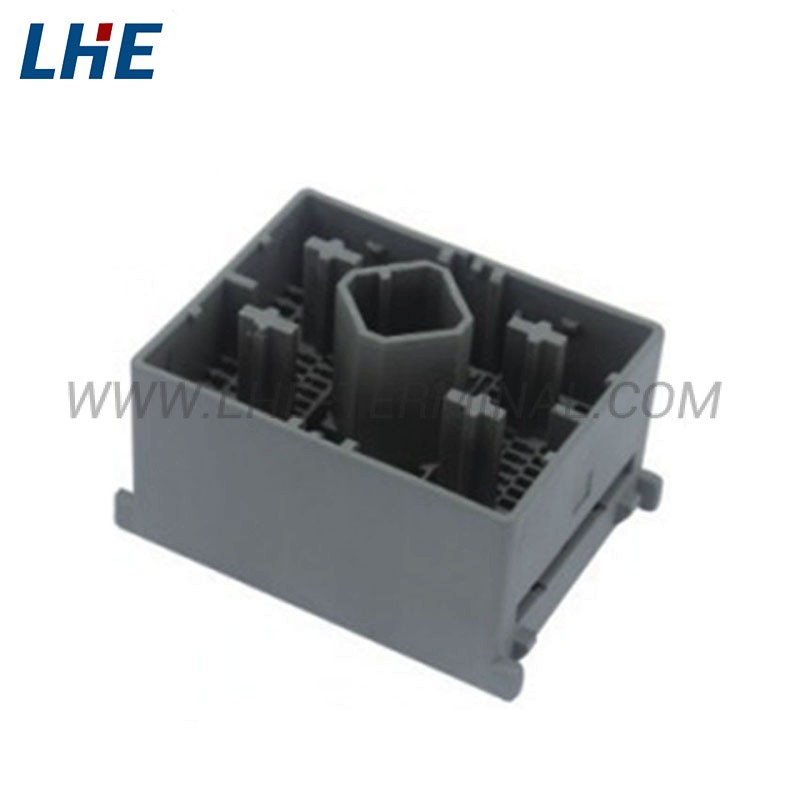 179220-6 100 Ways Black Male Wire Termina Housing